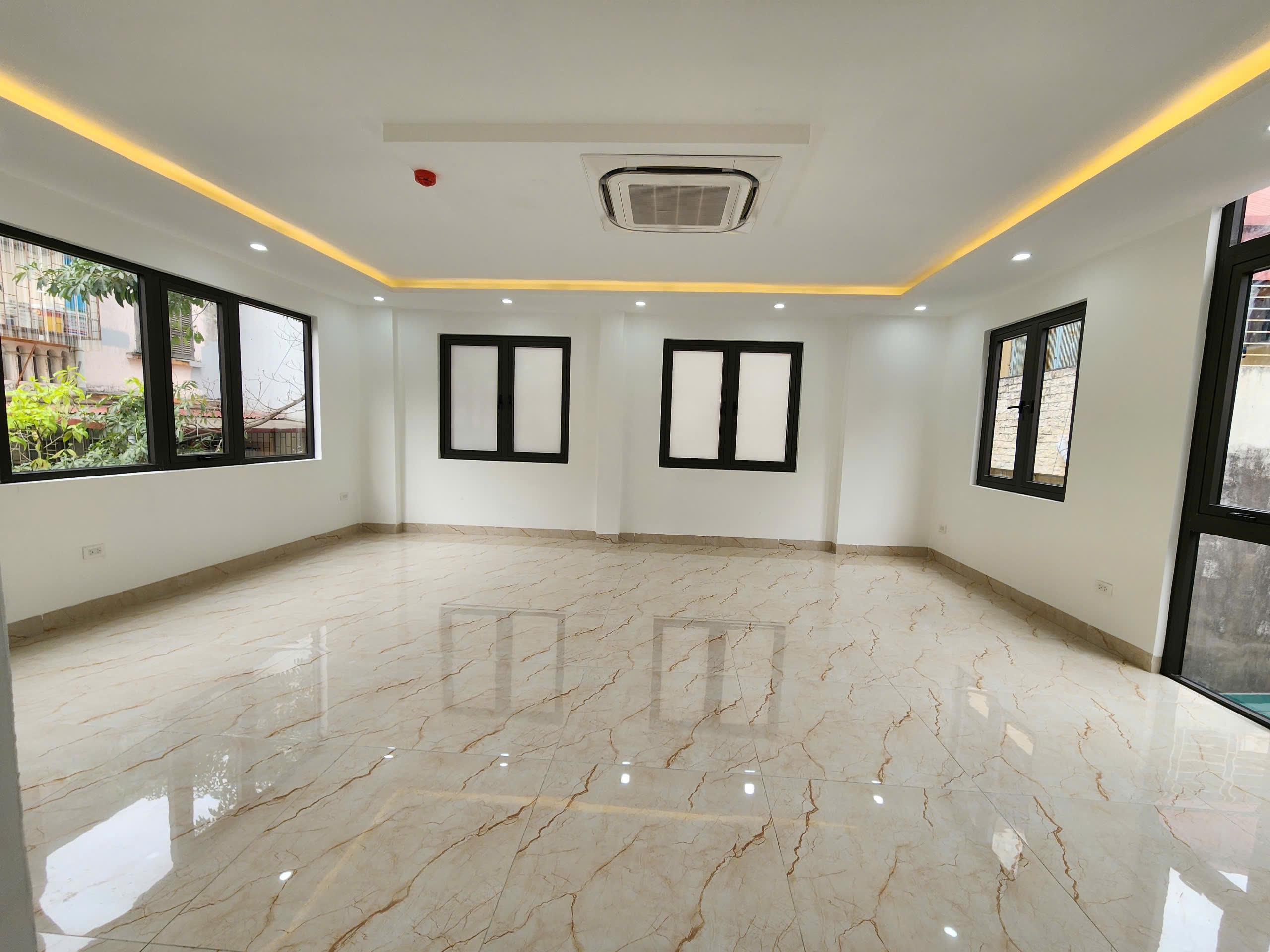 PHÂN LÔ NGUYỄN CHÍ THANH💎54M2 x 7T💎 MT 8M💎 23.5 TỶ💎THANG MÁY💎Ô TÔ VÀO NHÀ💎 GẦN PHỐ - Ảnh 1